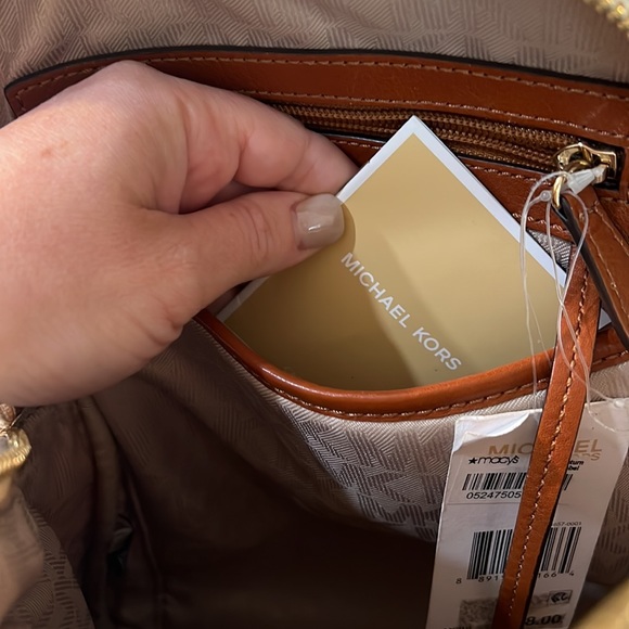 Like New with Tags MICHAEL MICHAEL KORS
Rhea Medium Logo backpack - Picture 8 of 9